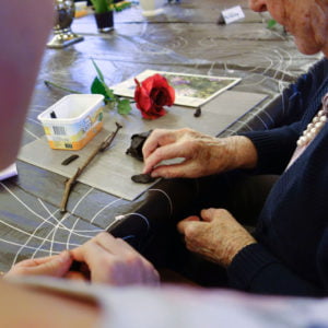 jong en oud boetseren samen