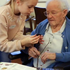 jong en oud boetseren samen