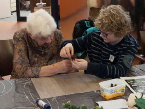 Ouderen en kinderen boetseren samen